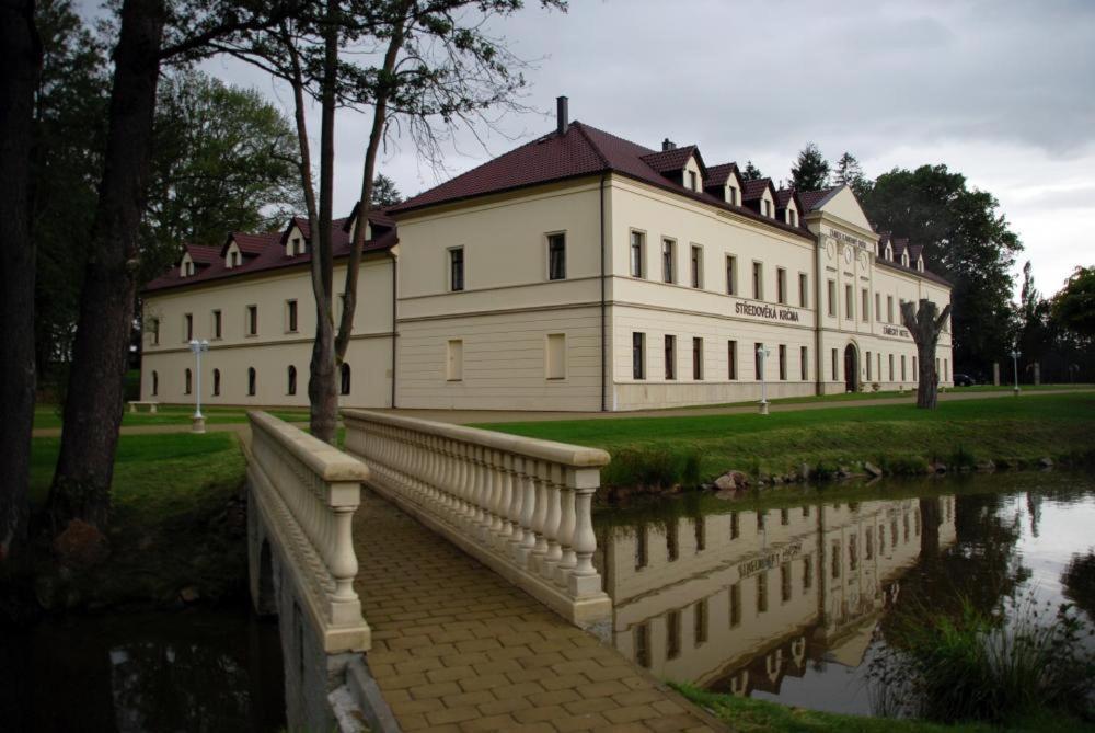 Отель Zamek Kamenny Dvur Kynsperk nad Ohri Экстерьер фото